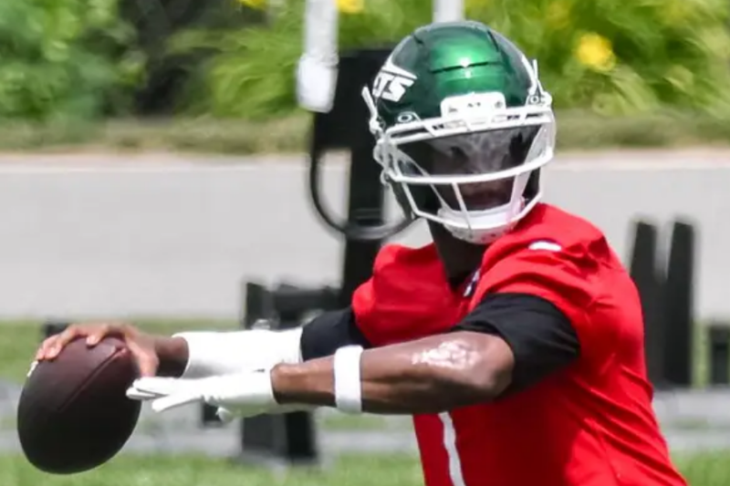 Geno Smith Contract, Career, Wife, College and Injury Story